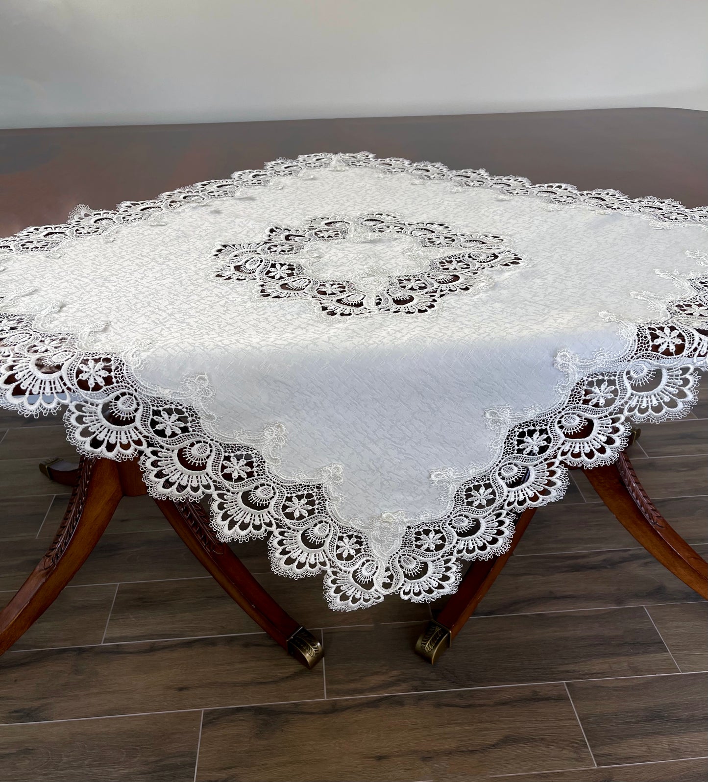 Helen Table Topper