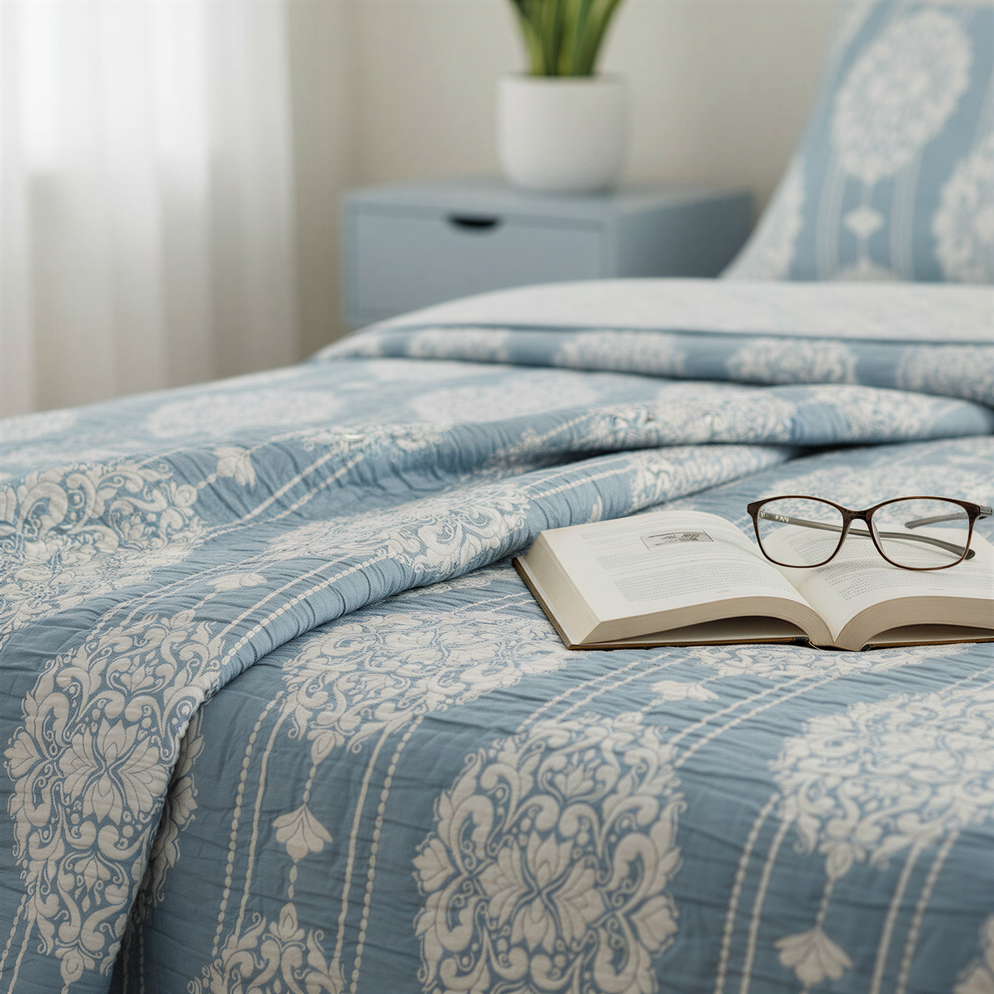 Damask Medallion Patterned Quilt Sets