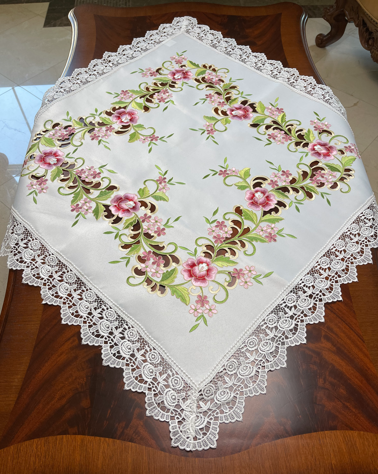 Francis Table Topper